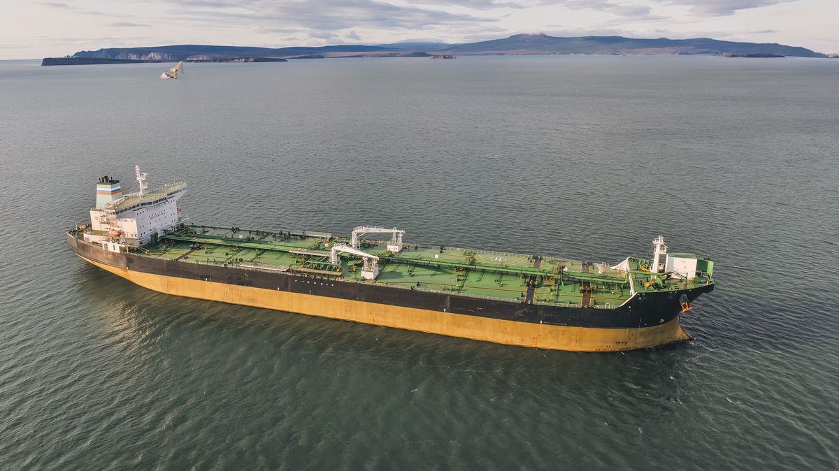 Tankery s ruskou ropou dostihly americké sankce, otáčejí během plavby